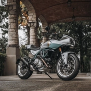 Ducati Formula 73 motocikel z retro dizajnom in sodobnimi detajli.