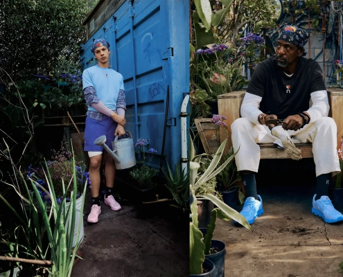 Modela v vrtnem okolju nosita barvito kolekcijo On x Sky High Farm Goods, navdihnjeno z divjimi rožami.