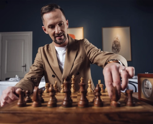 Mojmir Šiftar igra šah v restavraciji PEN v Ljubljani.