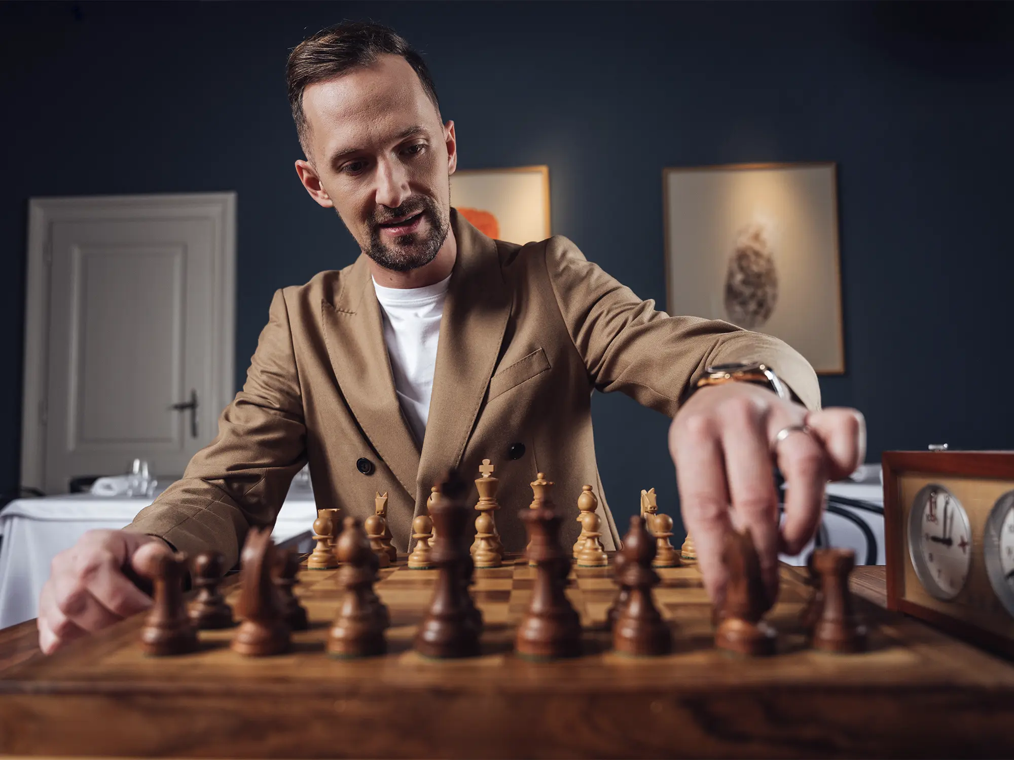 Mojmir Šiftar igra šah v restavraciji PEN v Ljubljani.