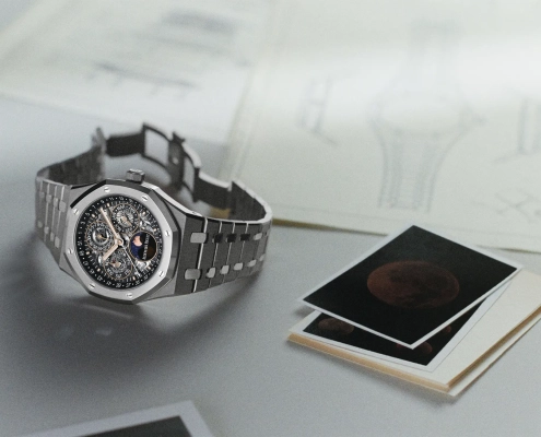 Audemars Piguet Royal Oak z odprtim večnim koledarjem in safirno številčnico na elegantni podlagi tehničnih skic.