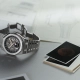 Audemars Piguet Royal Oak z odprtim večnim koledarjem in safirno številčnico na elegantni podlagi tehničnih skic.