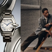Nova ura Cartier Roadster v jekleni izvedbi z značilno tonneau obliko in modrimi rimskimi številkami ob moškem editorial portretu.