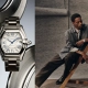 Nova ura Cartier Roadster v jekleni izvedbi z značilno tonneau obliko in modrimi rimskimi številkami ob moškem editorial portretu.