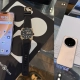 HONOR Magic8 Pro pametni telefon ob luksuzni uri Bell & Ross na mizi.