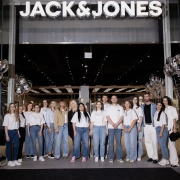 Ekipa zaposlenih pred novo največjo trgovino JACK&JONES v Supernovi Ljubljana Rudnik ob otvoritvi.