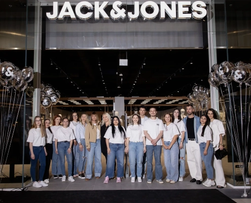 Ekipa zaposlenih pred novo največjo trgovino JACK&JONES v Supernovi Ljubljana Rudnik ob otvoritvi.