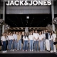 Ekipa zaposlenih pred novo največjo trgovino JACK&JONES v Supernovi Ljubljana Rudnik ob otvoritvi.