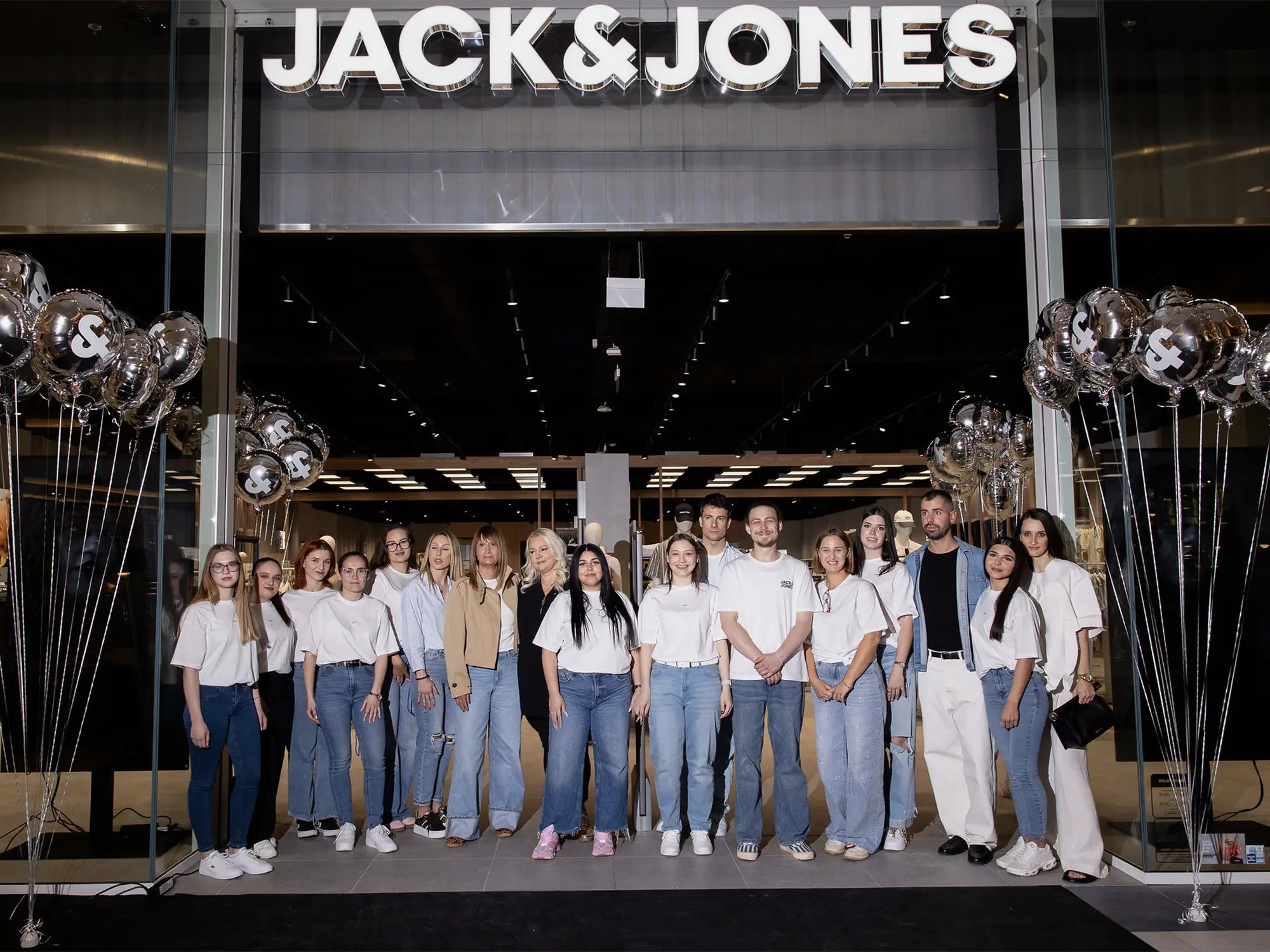 Ekipa zaposlenih pred novo največjo trgovino JACK&JONES v Supernovi Ljubljana Rudnik ob otvoritvi.