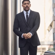 Aaron Pierre v kampanji BOSS za moško modo jesen/zima 2026 v Londonu.