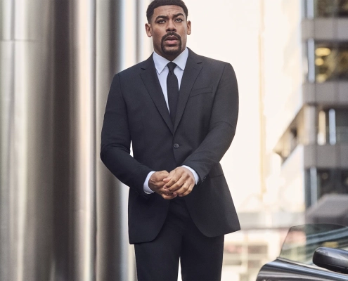 Aaron Pierre v kampanji BOSS za moško modo jesen/zima 2026 v Londonu.