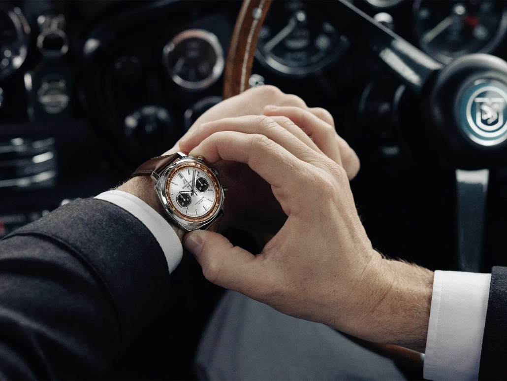 Breitling Top Time B01 Chronograph 41 Tribute to Aston Martin DB5 z lesenim notranjim obročem in usnjenim paščkom