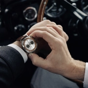 Breitling Top Time B01 Chronograph 41 Tribute to Aston Martin DB5 z lesenim notranjim obročem in usnjenim paščkom