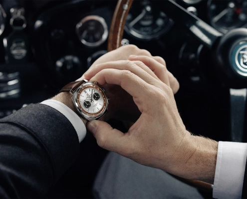 Breitling Top Time B01 Chronograph 41 Tribute to Aston Martin DB5 z lesenim notranjim obročem in usnjenim paščkom