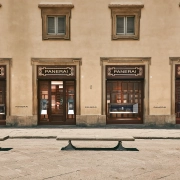 Zgodovinski butik Panerai na Piazza San Giovanni v Firencah z osvetljenim napisom Orologeria