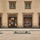 Zgodovinski butik Panerai na Piazza San Giovanni v Firencah z osvetljenim napisom Orologeria