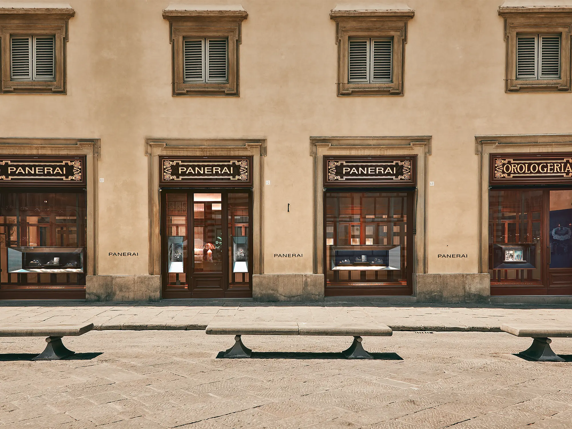 Zgodovinski butik Panerai na Piazza San Giovanni v Firencah z osvetljenim napisom Orologeria