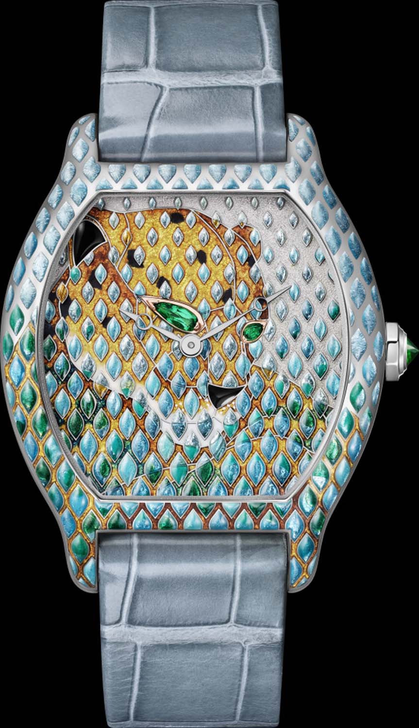 Sprednji pogled na uro Cartier Tortue Panthère Métiers d’Art iz belega zlata