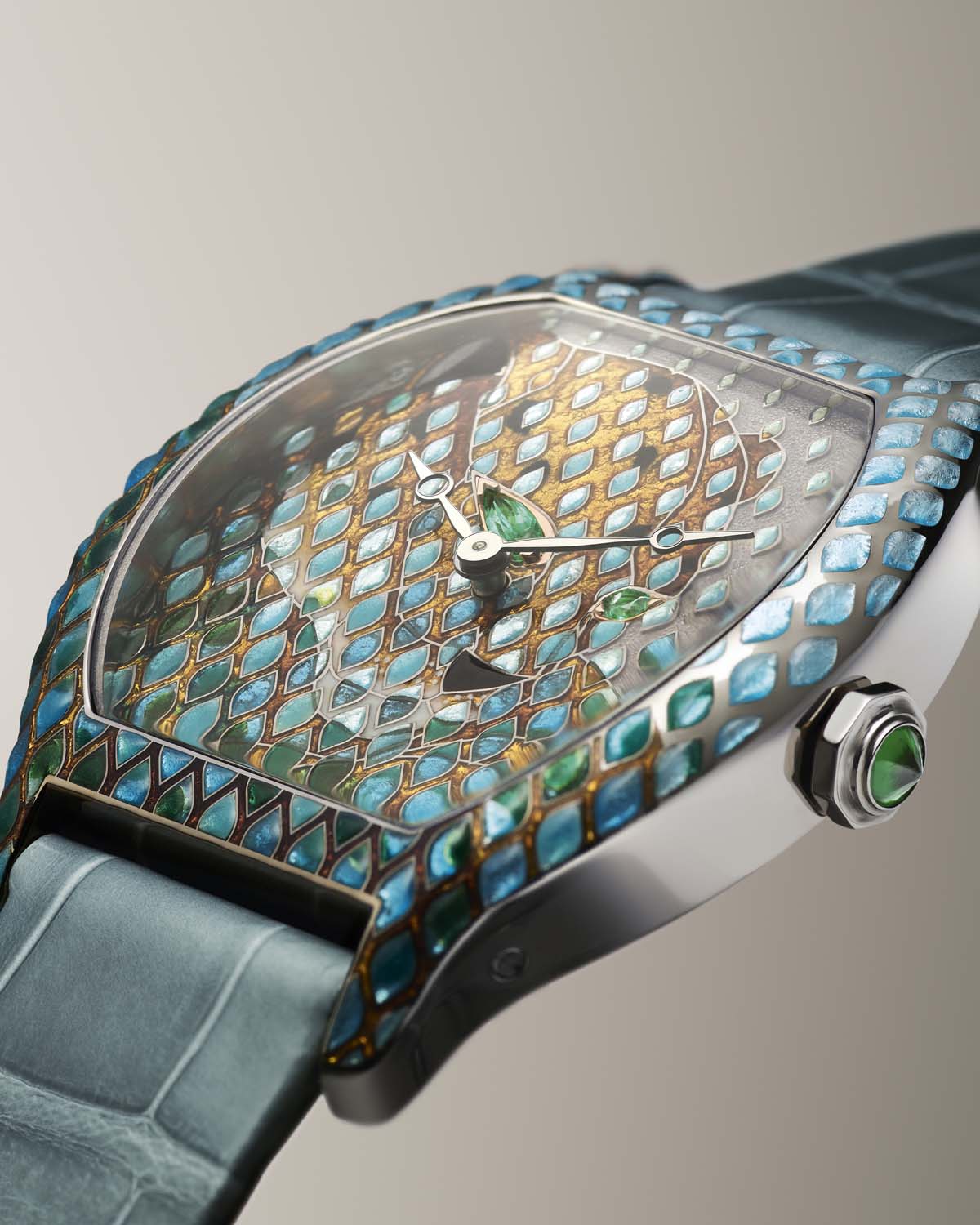 Detajl emajlirane številčnice in ohišja ure Cartier Tortue Panthère Métiers d’Art