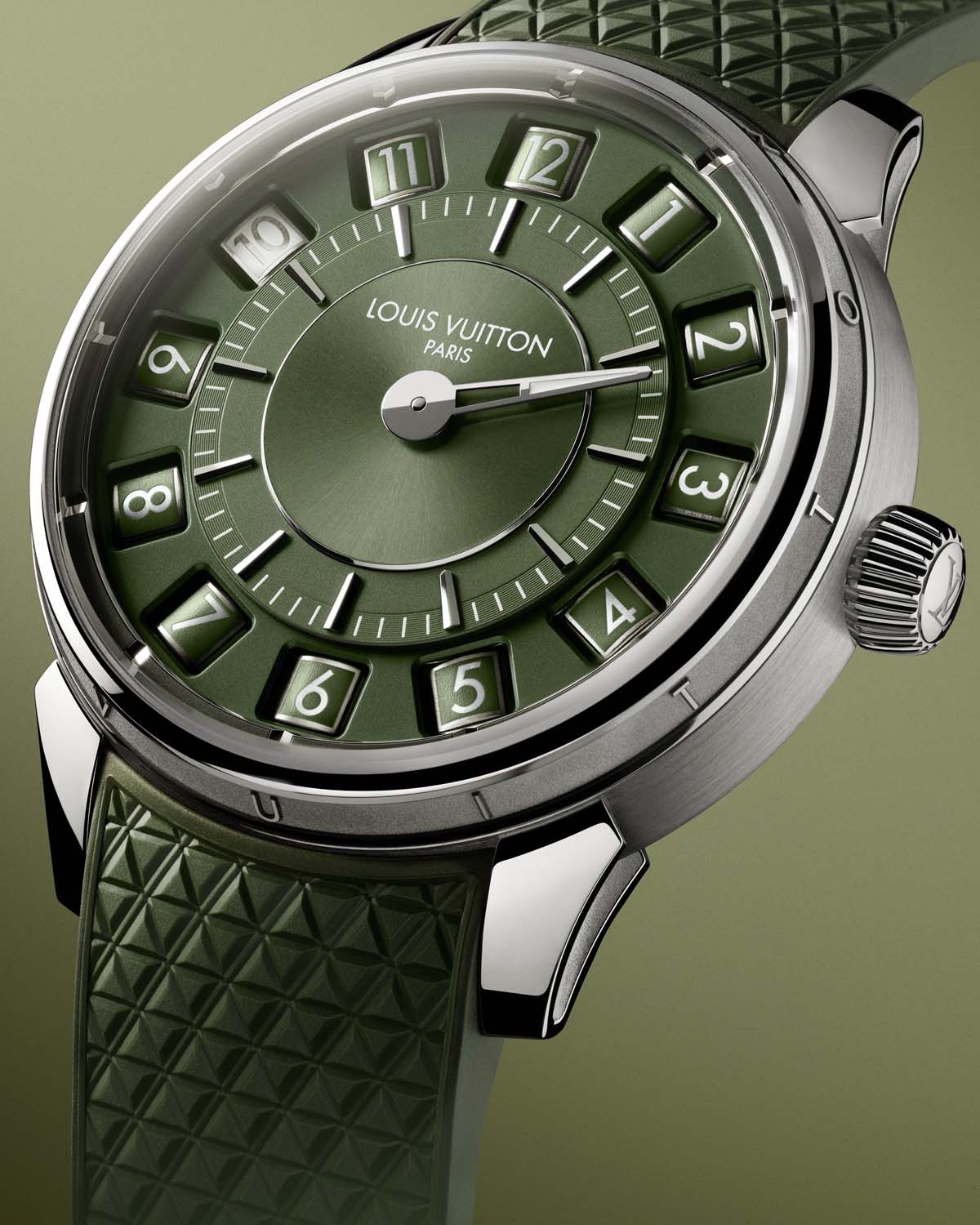 Detajl zelene številčnice in gumijastega paščka ure Louis Vuitton Tambour Spin Time