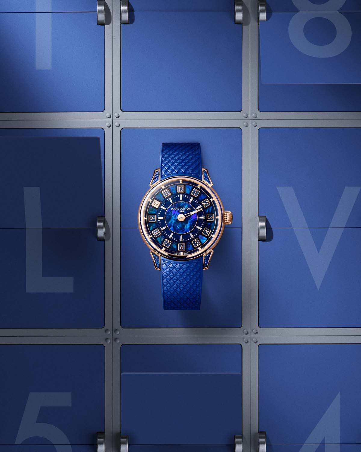 Louis Vuitton Tambour Spin Time z modrim opalom med velikimi oštevilčenimi kockami