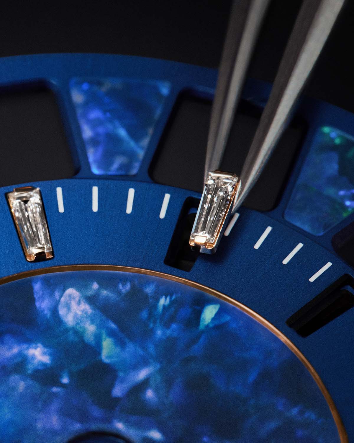 Vstavljanje bagetno brušenega diamanta v modro opalno številčnico Louis Vuitton Spin Time