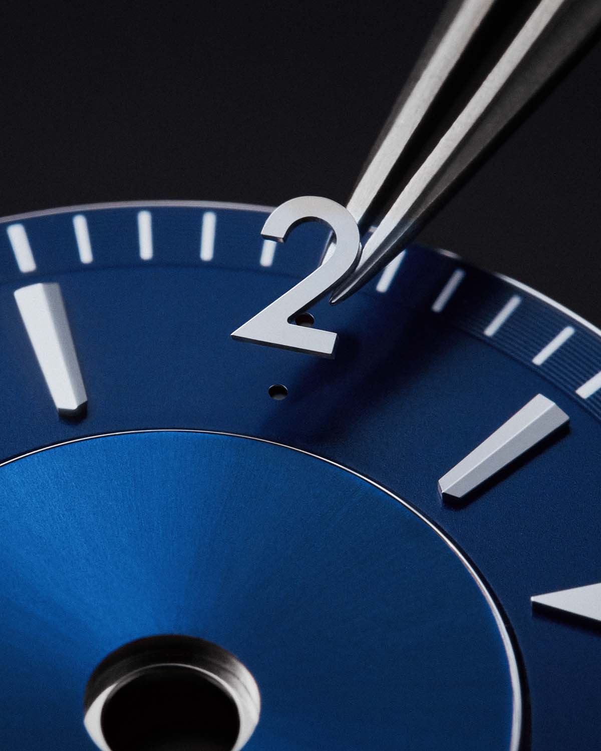 Nameščanje številke na modro številčnico ure Louis Vuitton Tambour Spin Time