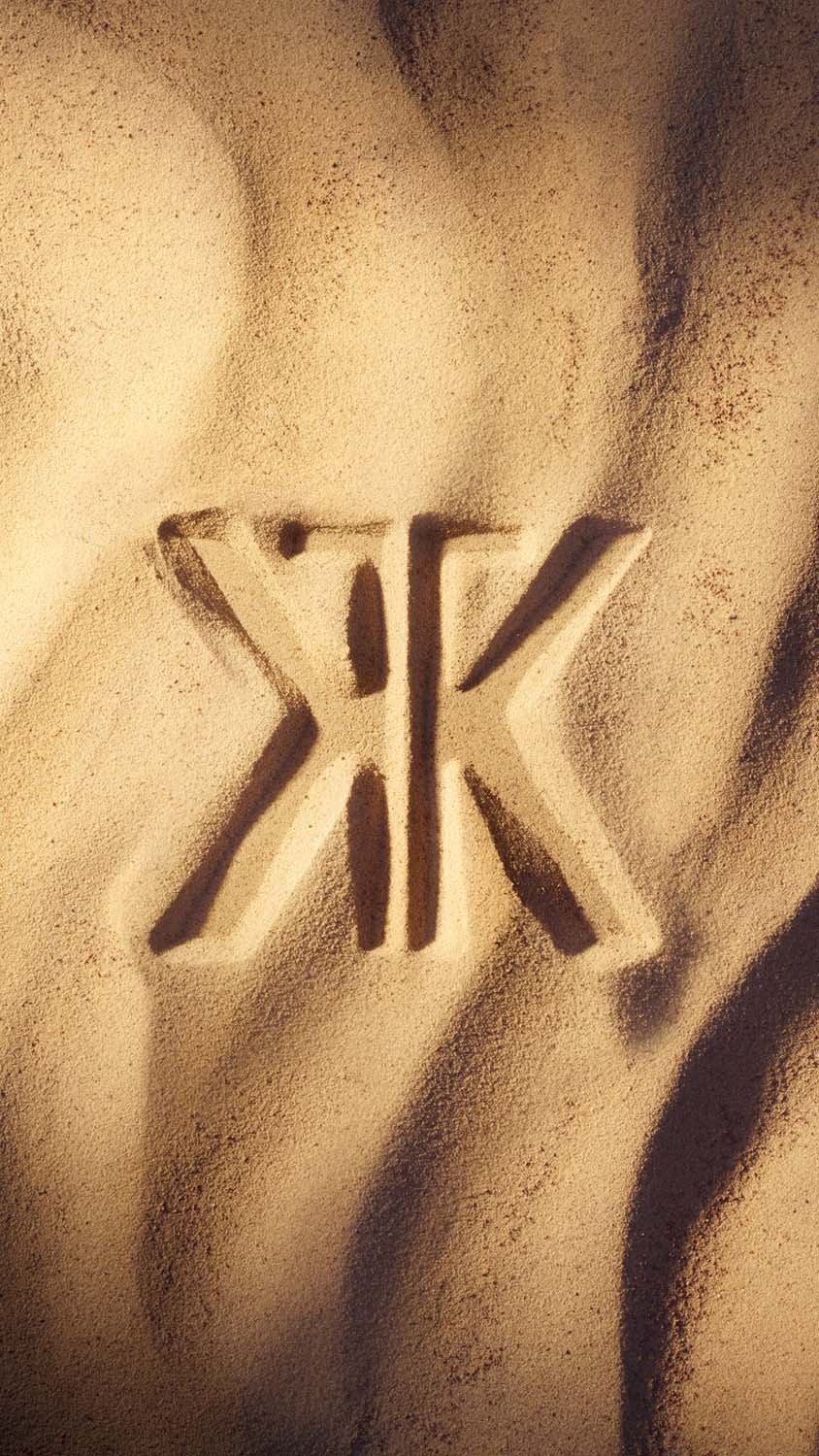 Monogram Maison Francis Kurkdjian, oblikovan v puščavskem pesku