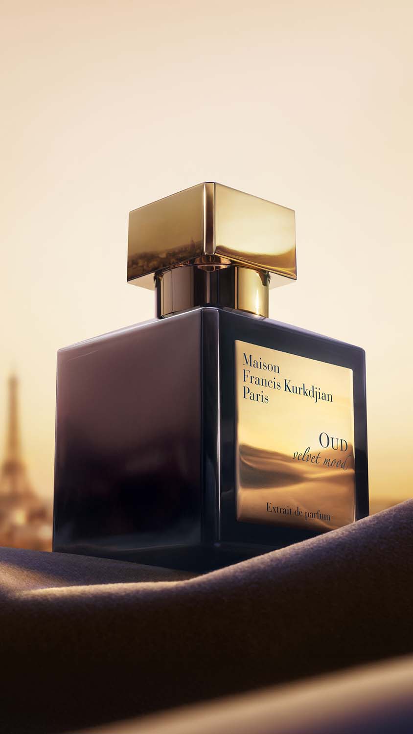 Temna steklenička parfuma Oud velvet mood z zlatim pokrovčkom na žametu