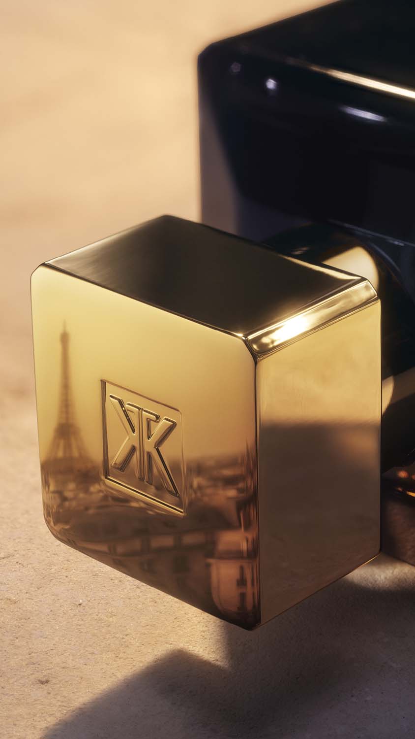 Zlati pokrovček parfuma Oud velvet mood z monogramom Maison Francis Kurkdjian
