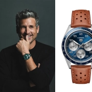 Patrick Dempsey ob modri uri TAG Heuer Carrera Chronograph Sport z rjavim usnjenim paščkom